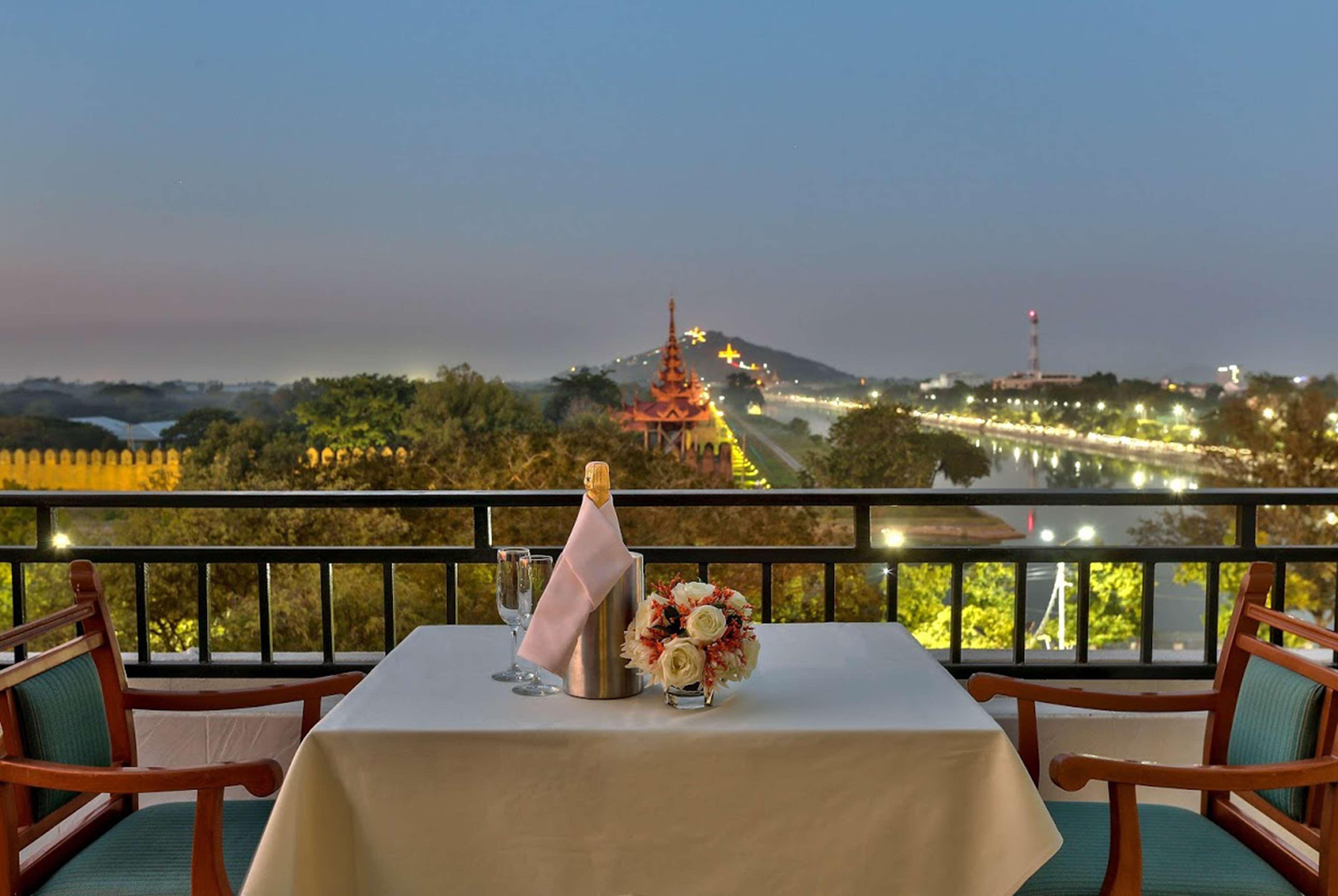 Hilton Mandalay Hotel Kültér fotó